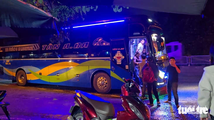 Xe khách hợp đồng 'trá hình' đón khách gần bến xe, ngay tại văn phòng ở TP.HCM - Ảnh 14.