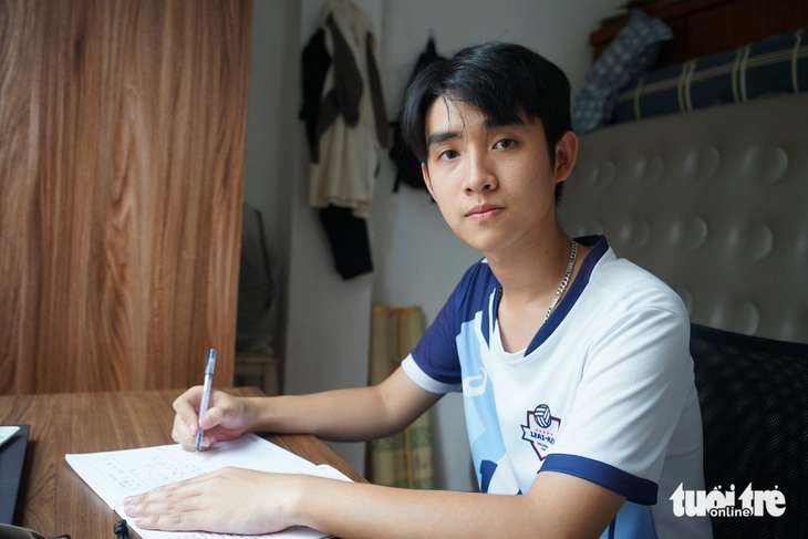 Người mẹ kế thương con chồng, cậu bé bị bỏ trước cổng chùa nay trúng tuyển Bách khoa Hà Nội - Ảnh 1.