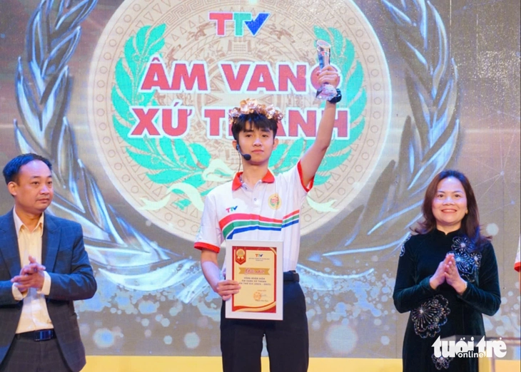 Người mẹ kế thương con chồng, cậu bé bị bỏ trước cổng chùa nay trúng tuyển Bách khoa Hà Nội - Ảnh 2.