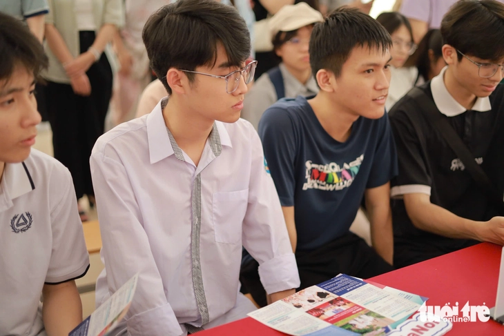 Người mẹ kế thương con chồng, cậu bé bị bỏ trước cổng chùa nay trúng tuyển Bách khoa Hà Nội - Ảnh 4.
