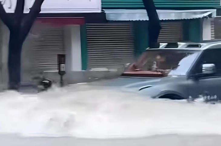 Ô tô 'xé nước' đi trong ngập lụt, gây thiệt hại cho hàng loạt cửa hàng - Ảnh 3.