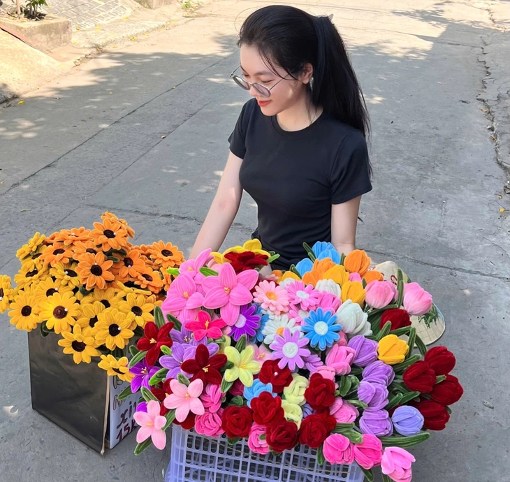 Làm lồng đèn kẽm nhung bán Tết Trung thu, cô gái gen Z thu khoảng 60 triệu đồng/tháng - Ảnh 2.