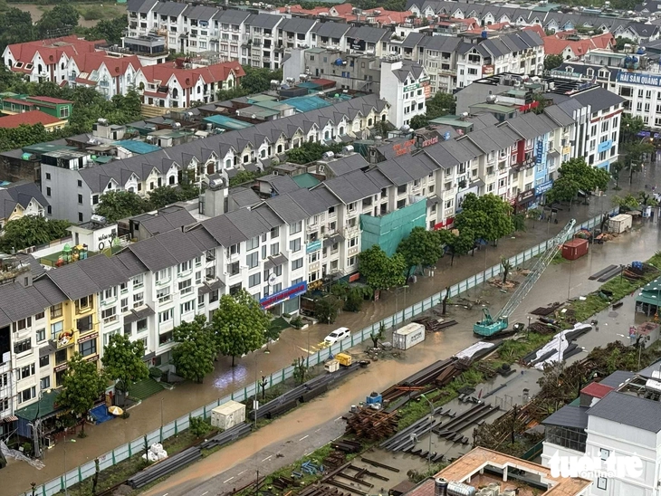 Mưa suốt đêm, sáng nay nhiều tuyến đường Hà Nội bắt đầu ngập - Ảnh 1.