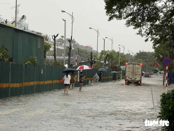 Mưa suốt đêm, sáng nay nhiều tuyến đường Hà Nội bắt đầu ngập - Ảnh 5.
