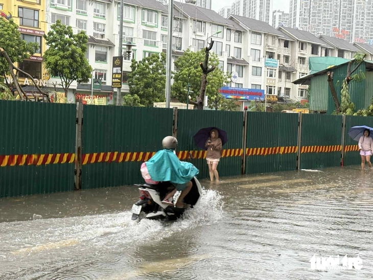 Mưa suốt đêm, sáng nay nhiều tuyến đường Hà Nội bắt đầu ngập - Ảnh 6.