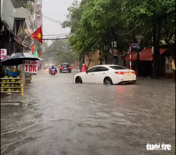 Mưa suốt đêm, sáng nay nhiều tuyến đường Hà Nội bắt đầu ngập - Ảnh 7.