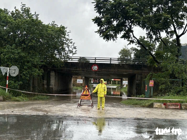Mưa suốt đêm, sáng nay nhiều tuyến đường Hà Nội bắt đầu ngập - Ảnh 12.