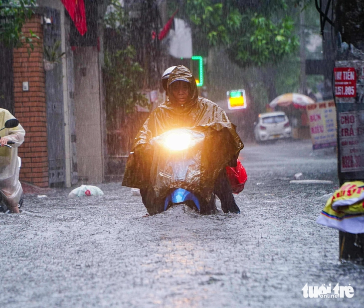Mưa suốt đêm, sáng nay nhiều tuyến đường Hà Nội bắt đầu ngập - Ảnh 2.