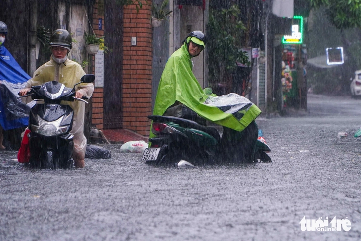 Nhiều tỉnh tiếp tục cho học sinh, sinh viên nghỉ học vì mưa lớn sau bão Bualoi - Ảnh 1.