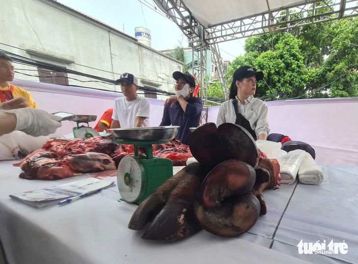 Trong sân 'ông trâu' đang chọi, ngoài sân trâu chọi đã bị xẻ thịt - Ảnh 6.