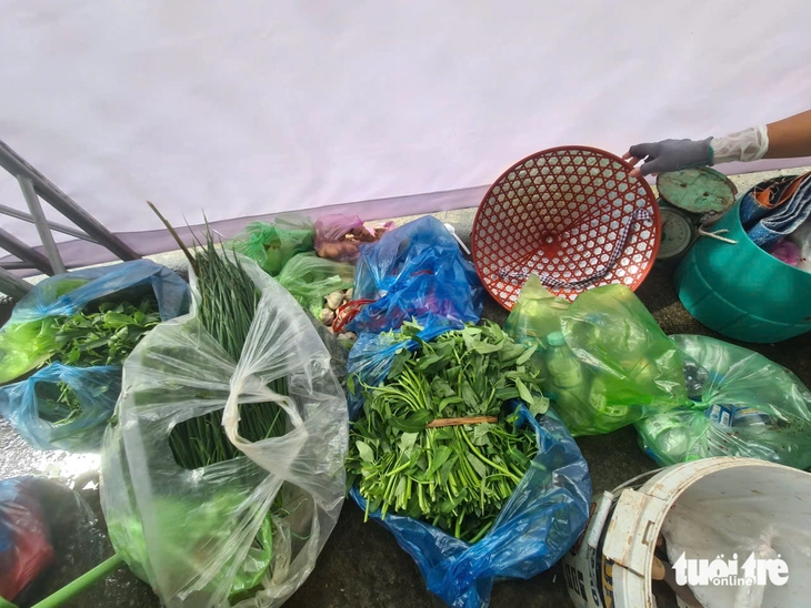 Trong sân 'ông trâu' đang chọi, ngoài sân trâu chọi đã bị xẻ thịt - Ảnh 7.