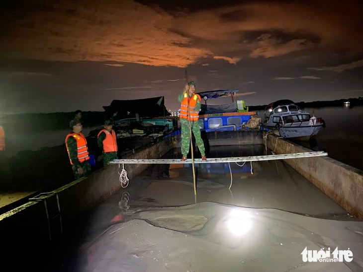 Bắt 2 tàu sắt vận chuyển hơn 230m³ cát trái phép trên sông Ba Lai - Ảnh 1.
