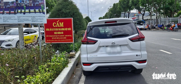 Tái diễn đậu xe tràn lan dưới lòng đường khu trung tâm Cần Thơ - Ảnh 1.