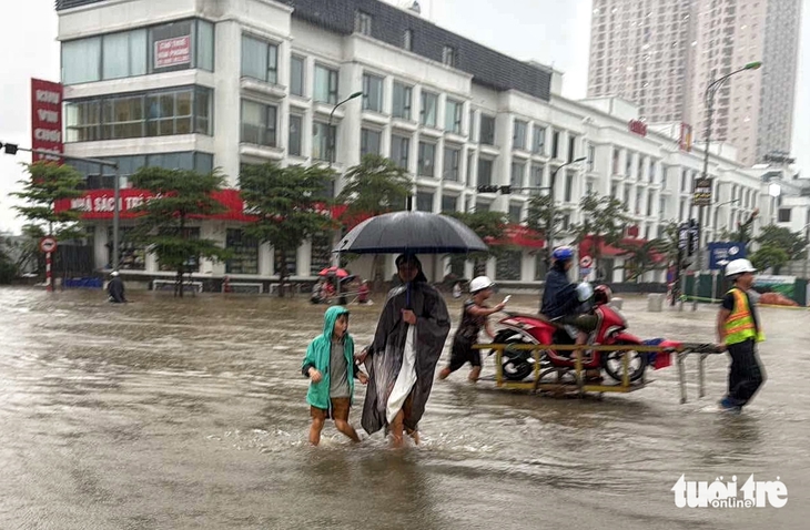 Hà Nội mưa lớn: Phụ huynh bấn loạn tìm cách đón con, có trường cho học sinh ngủ lại - Ảnh 2.