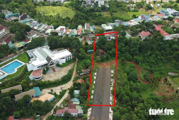 Đường ở Lâm Đồng nằm chờ sửa chữa hơn 10 năm - Ảnh 1.