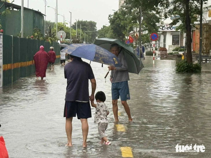 Hà Nội mưa lớn: Phụ huynh bấn loạn tìm cách đón con, có trường cho học sinh ngủ lại - Ảnh 4.