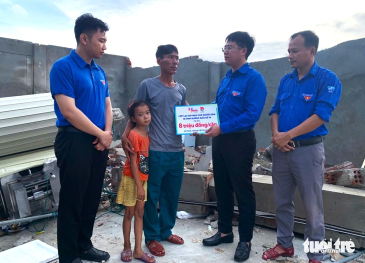 Nghẹn ngào nhận tiền hỗ trợ sau bão Bualoi để đóng viện phí cho con - Ảnh 3.