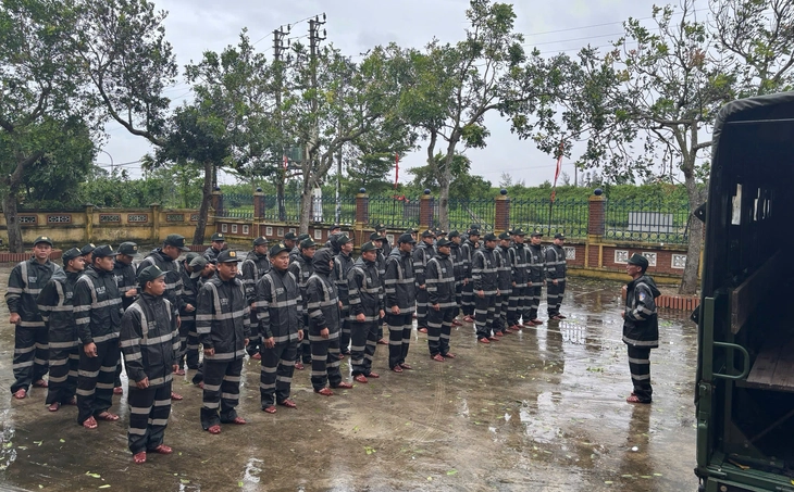 Cảnh sát cơ động giúp dân khắc phục hậu quả bão số 10 - Ảnh 1.