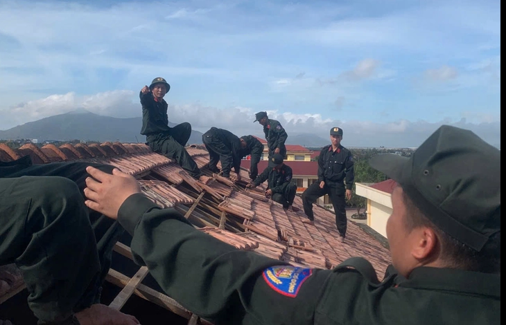 Cảnh sát cơ động giúp dân khắc phục hậu quả bão số 10 - Ảnh 8.