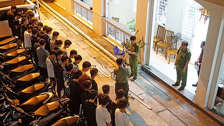 Công an Đà Nẵng xử lý thanh thiếu niên 'càn quấy' phố phường - Ảnh 1.