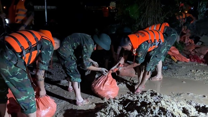 Hơn 200 cán bộ, chiến sĩ Sư đoàn 390 gia cố, bảo vệ đê sông Hoạt trong đêm - Ảnh 2.