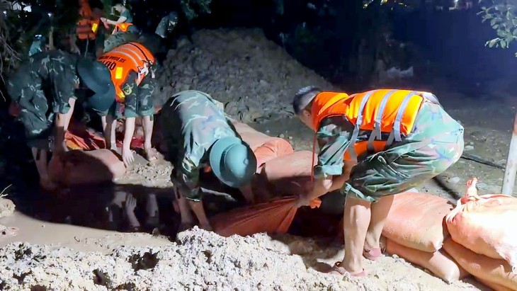 Hơn 200 cán bộ, chiến sĩ Sư đoàn 390 gia cố, bảo vệ đê sông Hoạt trong đêm - Ảnh 3.