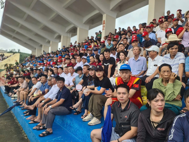 Hàng vạn người đi xem chọi trâu Đồ Sơn từ sáng sớm - Ảnh 1.