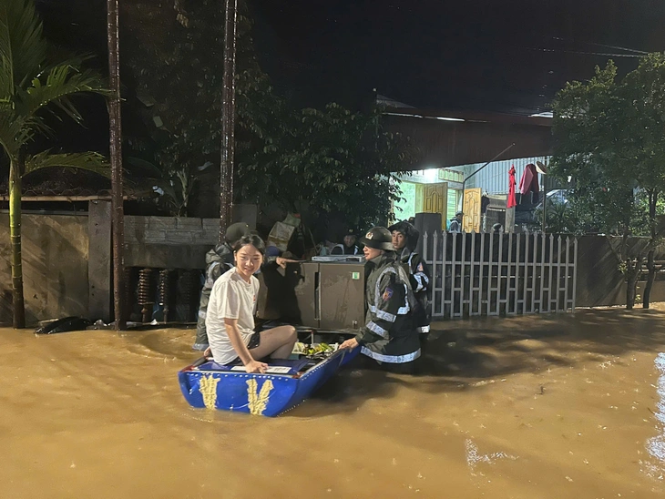 Cảnh sát cơ động giúp dân khắc phục hậu quả bão số 10 - Ảnh 4.