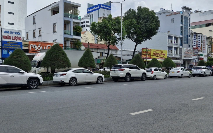 Tùy tiện dựng biển 'Cấm đậu xe' ở Cần Thơ - Ảnh 2.