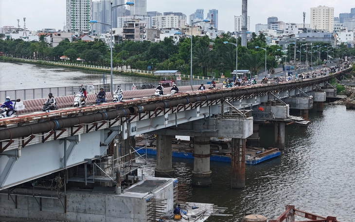 30 phút đi chưa hết 3km, khổ sở mỗi sáng trên quốc lộ 13 qua cầu Bình Triệu 2 - Ảnh 4.