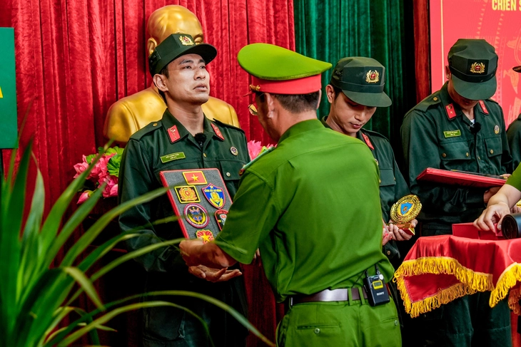 Phan Mạnh Quỳnh, Lê Dương Bảo Lâm khiến khán giả 'trầm cảm' với Chiến sĩ quả cảm - Ảnh 2.