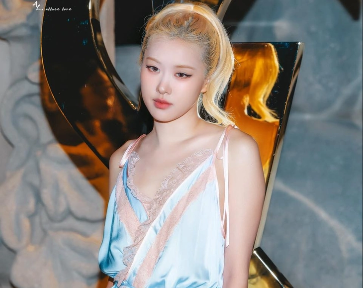 Rosé BlackPink gây tranh cãi vì diện trang phục như đồ ngủ tại Paris Fashion Week - Ảnh 1.
