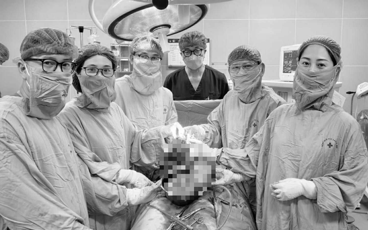 Khoa Sản bệnh viện đa khoa Thủ Đức cắt thành công khối u xơ tử cung 4,5kg - Ảnh 2.