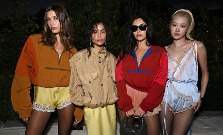 Rosé BlackPink gây tranh cãi vì diện trang phục như đồ ngủ tại Paris Fashion Week - Ảnh 3.
