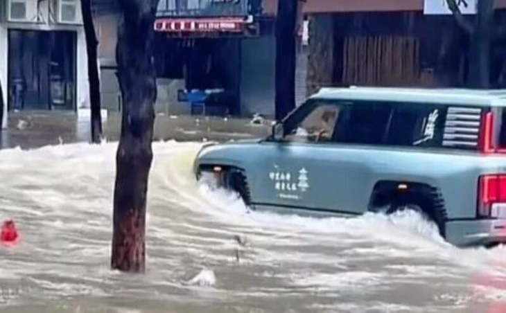 Ô tô 'xé nước' đi trong ngập lụt, gây thiệt hại cho hàng loạt cửa hàng - Ảnh 2.