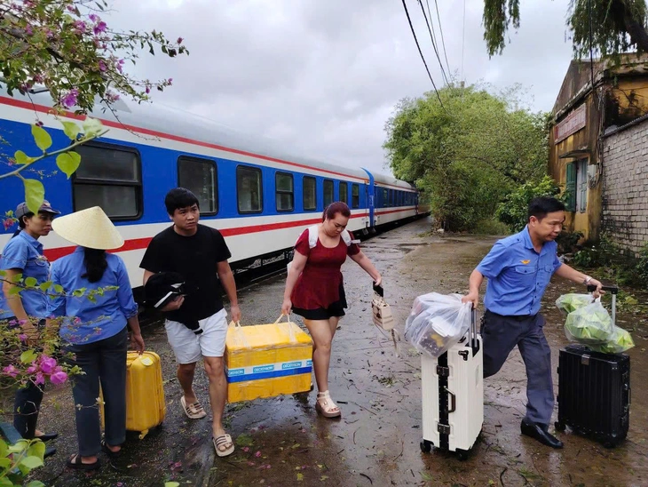 Đường sắt chuyển tải hơn 1.000 hành khách đi tàu bằng ô tô vì ngập đường - Ảnh 1.