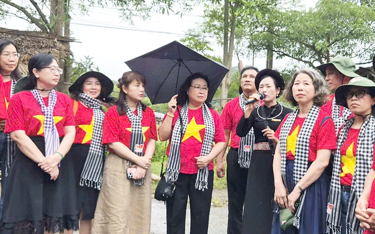 Đoàn Tuyên giáo và Dân vận, báo chí TP.HCM tặng quà hỗ trợ vùng bão lũ trong hành trình về nguồn- Ảnh 3.