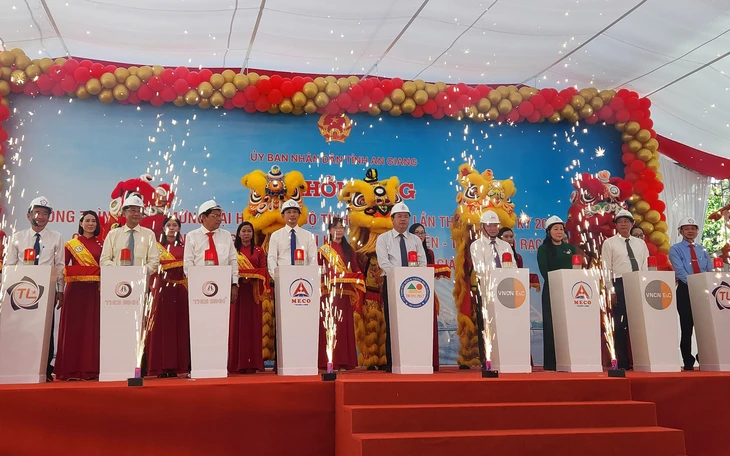 Phê bình liên doanh nhà thầu thi công cầu vượt biển chậm tiến độ - Ảnh 2.