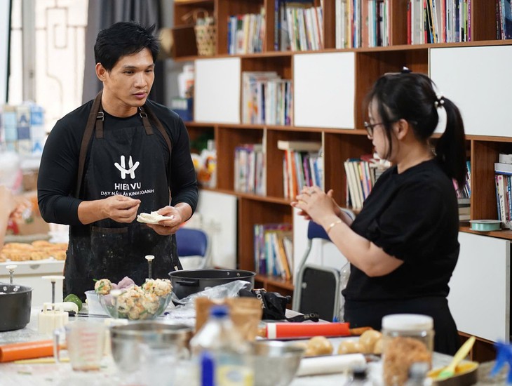 10 năm làm bánh trung thu tặng bệnh nhi, bệnh nhân suy thận - Ảnh 2.
