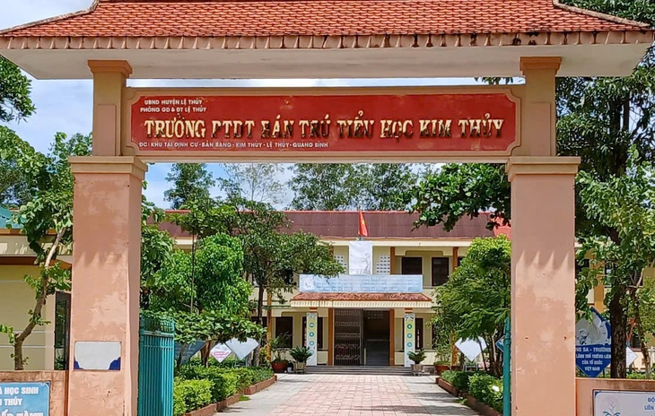 Nữ hiệu phó và hiệu trưởng trong vụ 40 học sinh ngộ độc là bà con thân tộc - Ảnh 1.