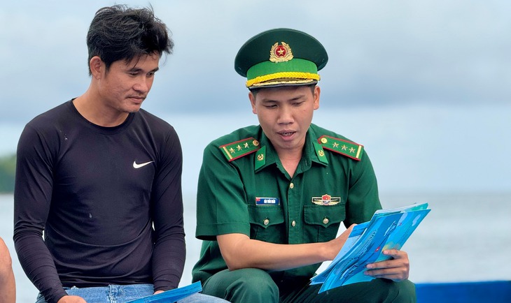 Ngư dân bỏ thủ tục giấy, chuyển sang ‘nhật ký điện tử’ khi ra khơi - Ảnh 1.