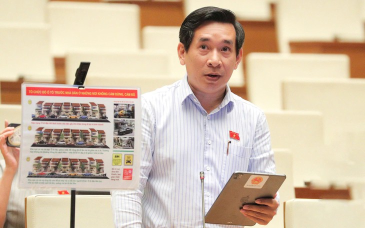 Đại biểu đề xuất 'người đi bộ đi ngược chiều dòng xe nếu đường không có vỉa hè” - Ảnh 3.