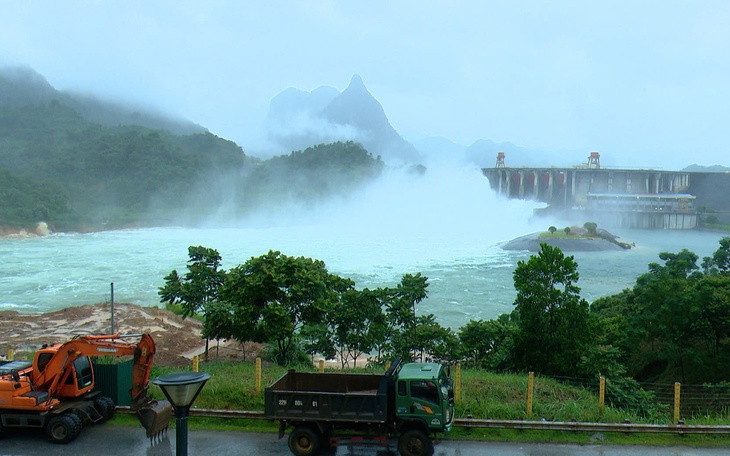 Hình ảnh người dân không thể quên ở một trong những nơi ngập lụt sâu nhất miền Trung - Ảnh 16.