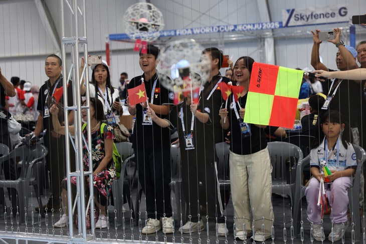 Học sinh TP.HCM đại diện Việt Nam thi DroneSoccer quốc tế, lần đầu đã 'rinh' giải thưởng - Ảnh 3.