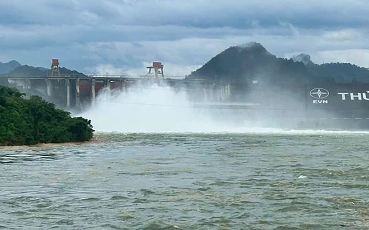 Nước lũ làm sập cầu ở Tuyên Quang - Ảnh 4.