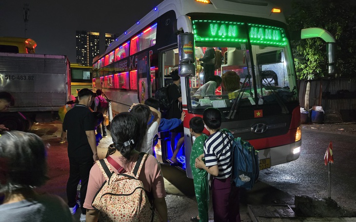 Xe khách hợp đồng 'trá hình' vi phạm bị Cảnh sát giao thông TP.HCM xử lý dịp cận Tết 2026 - Ảnh 11.