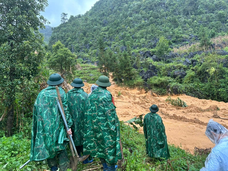Sạt lở vùi lấp 4 người ở Lũng Cú - Ảnh 1.