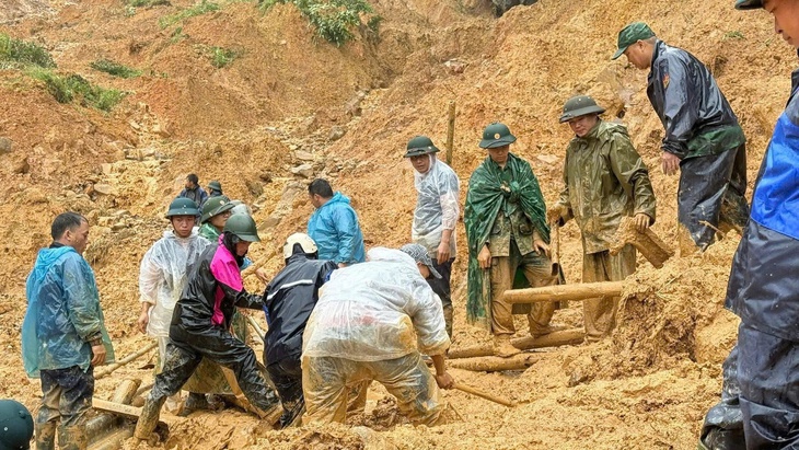 Sạt lở vùi lấp 4 người ở Lũng Cú - Ảnh 2.