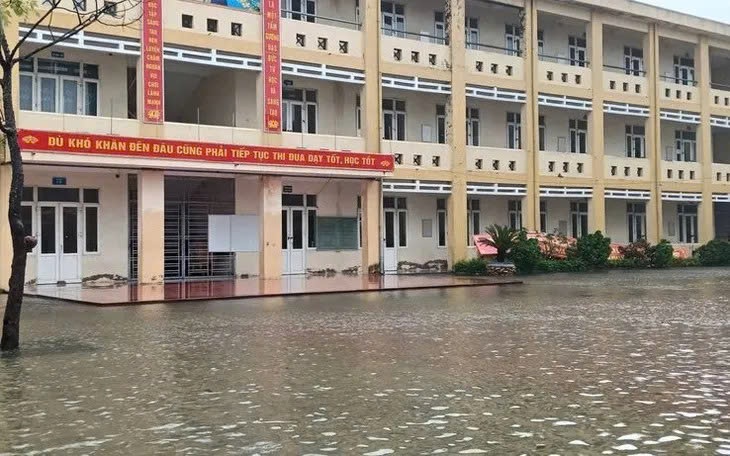 Nhiều đại học tiếp tục cho sinh viên học trực tuyến ngày 1-10 do mưa bão - Ảnh 2.