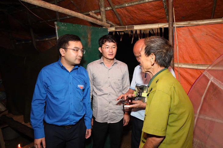 Nghẹn ngào nhận tiền hỗ trợ sau bão Bualoi để đóng viện phí cho con - Ảnh 7.